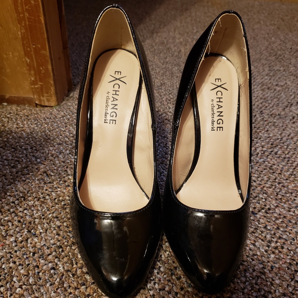 Black pumps